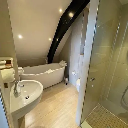 Quebecs Luxury 5* Leeds (West Yorkshire)