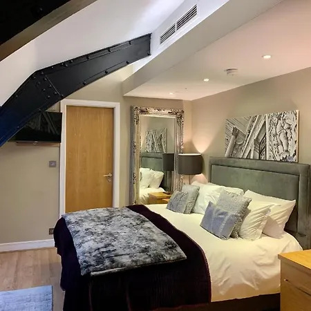 Quebecs Luxury Leeds (West Yorkshire)