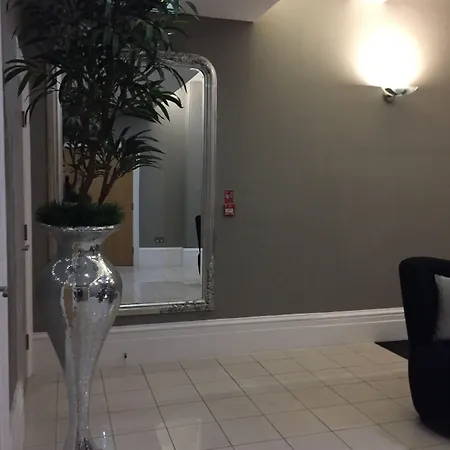 Quebecs Luxury Leeds (West Yorkshire)