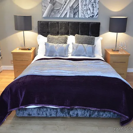 Quebecs Luxury 5* Leeds (West Yorkshire)