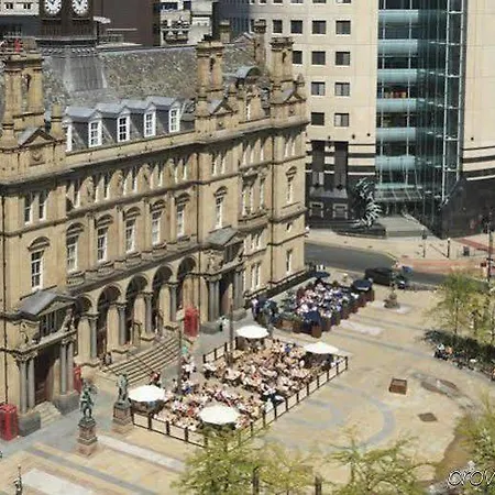 Quebecs Luxury Leeds (West Yorkshire)