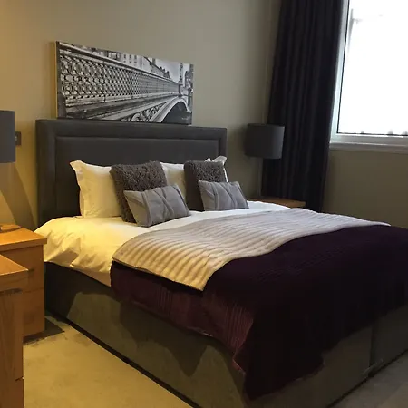 Quebecs Luxury 5* Leeds (West Yorkshire)