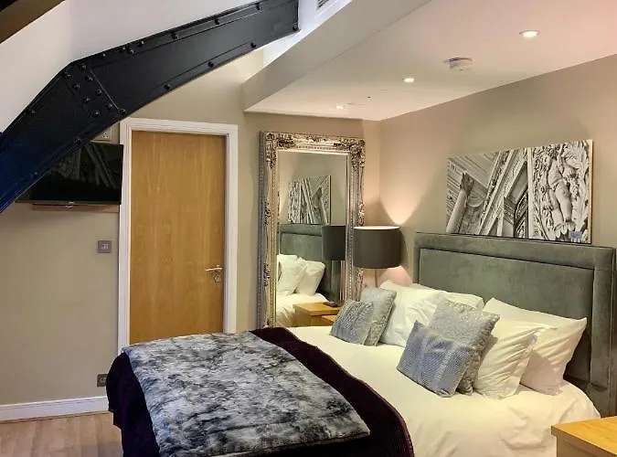 Quebecs Luxury Leeds (West Yorkshire)