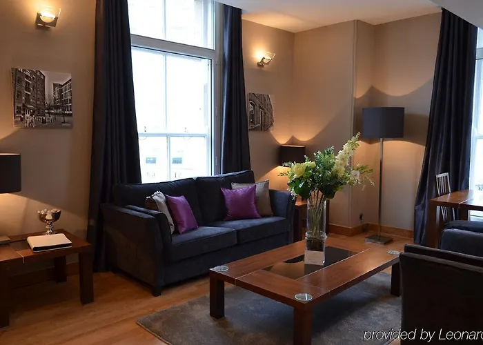 Quebecs Luxury 5* Leeds (West Yorkshire)