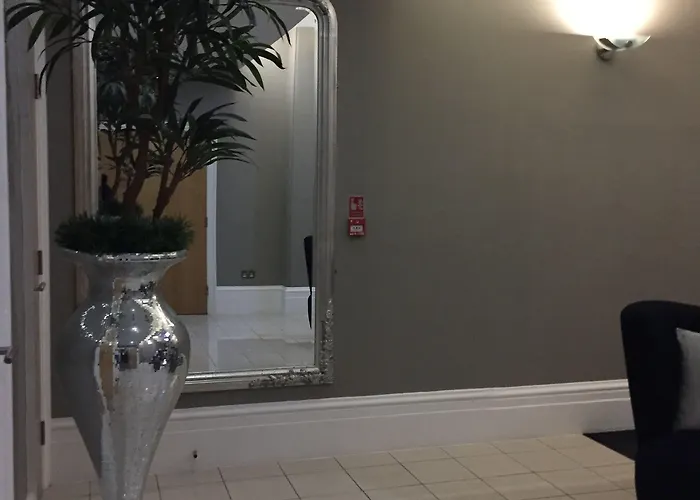 Quebecs Luxury Leeds (West Yorkshire)