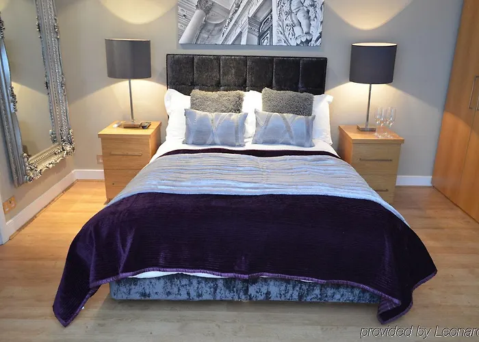 Quebecs Luxury 5* Leeds (West Yorkshire)